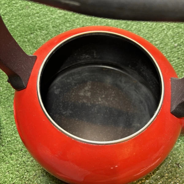 Le Creuset 2.2 Qt / 2L Kettle with/Lid Red Ombre Flame Enamel