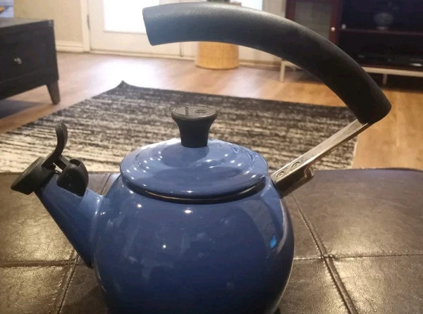 LE CREUSET Whistling Tea Kettle Blue Enamel (shl)
