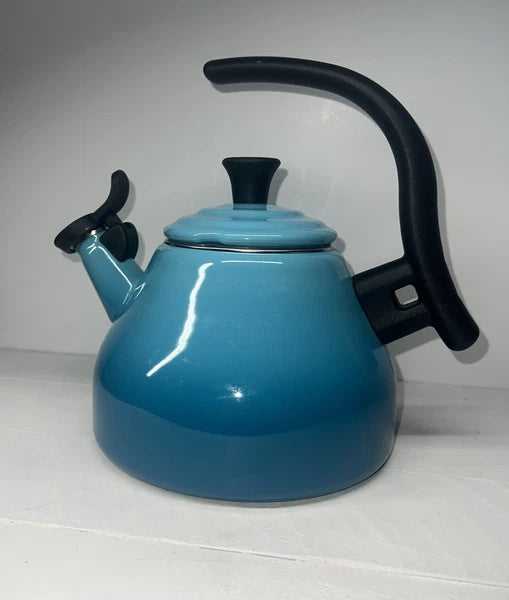 Le Creuset Chrysenth Turquoise Hombre Whistling Tea Kettle 1.6 US Quart Enamel