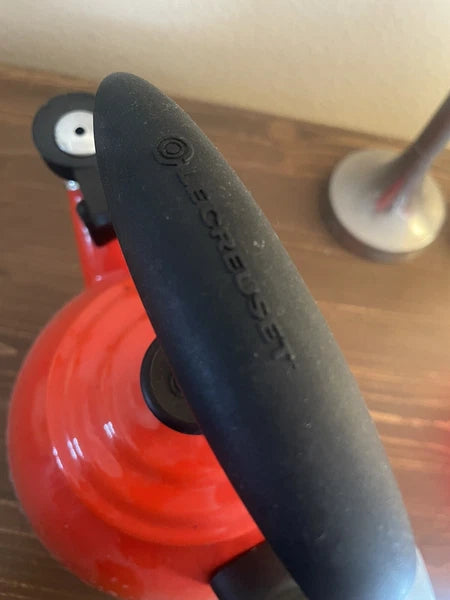 Le Creuset Carmin Red Halo Whistling Tea Kettle Enamel on Steel 1.5L 1.6 Qt