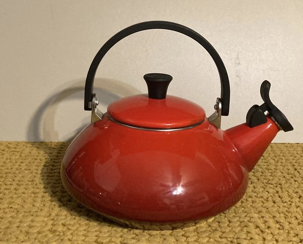 LE CREUSET Ombre Cherry Red Enamel on Steel Tea Pot 1.6 Qt ZEN Whistling Kettle