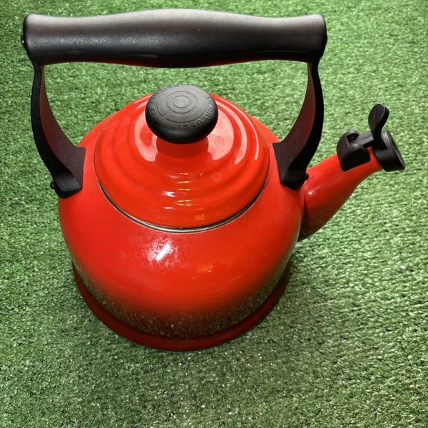 Le Creuset 2.2 Qt / 2L Kettle with/Lid Red Ombre Flame Enamel