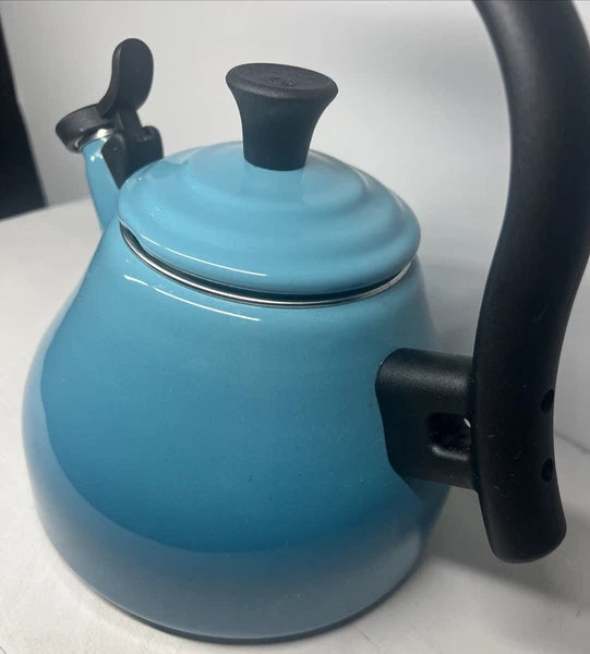 Le Creuset Chrysenth Turquoise Hombre Whistling Tea Kettle 1.6 US Quart Enamel