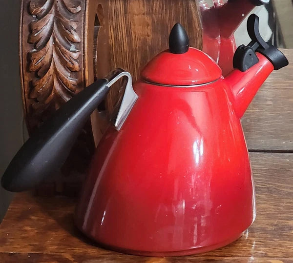 Le Creuset Ogive 1.7 Quart Red Ombré Whistling Tea Kettle Egronomic Handle