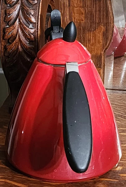 Le Creuset Ogive 1.7 Quart Red Ombré Whistling Tea Kettle Egronomic Handle
