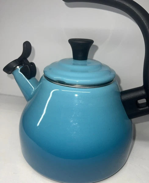 Le Creuset Chrysenth Turquoise Hombre Whistling Tea Kettle 1.6 US Quart Enamel