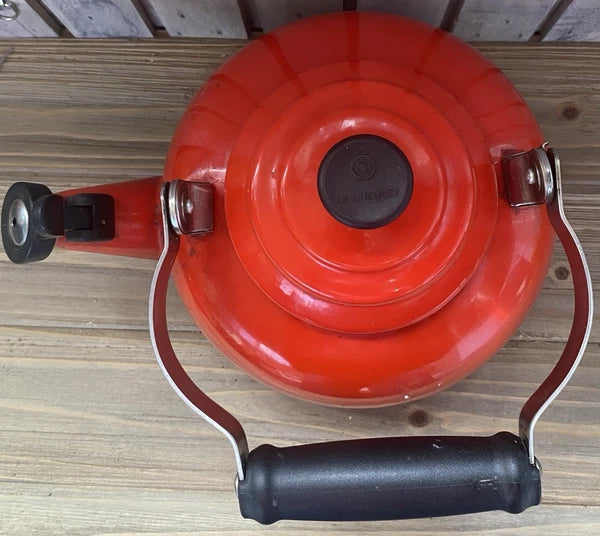 Le Creuset OOLONG Kettle Cerise Red 1.7QT/1.6L Enamel Minor Wear