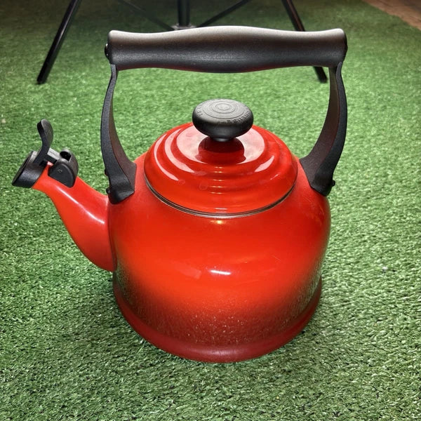 Le Creuset 2.2 Qt / 2L Kettle with/Lid Red Ombre Flame Enamel