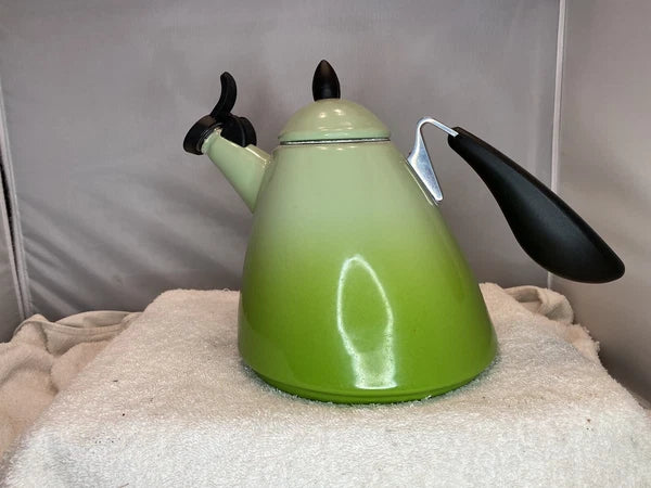 Le Creuset Ogive Enamel-on-Steel 1.7 Quart Tea Kettle - Kiwi Green Ombré