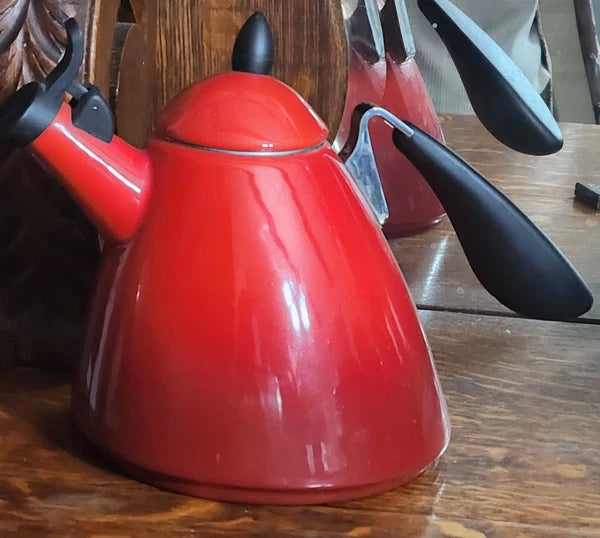 Le Creuset Ogive 1.7 Quart Red Ombré Whistling Tea Kettle Egronomic Handle